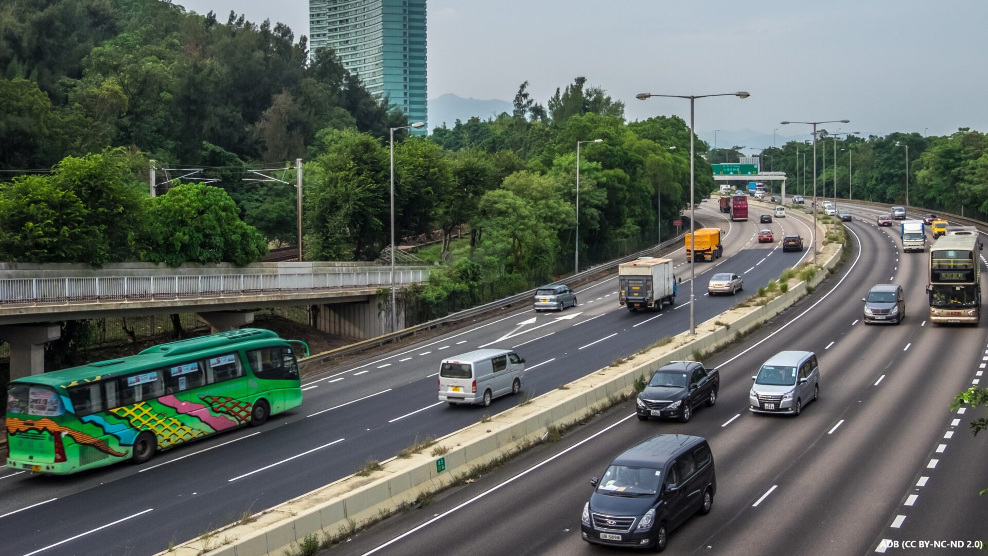 The Tolo Highway connects the new towns of Sha Tin and Tai Po in the eastern New Territories. The expressway was constructed in three stages between 1985 and 1987.