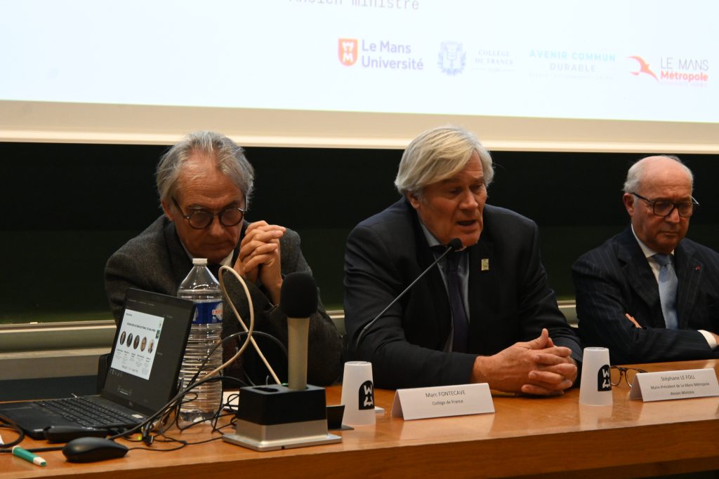 Marc Fontecave et Christian Gollier ont conclu la journée en débattant avec Laurent Fabius, ancien président de la COP21, Stéphane Le Foll, maire et président de Le Mans Métropole, et Delphine Letort, présidente de l’Université de Le Mans Université.